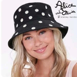 Alice + Olivia reversible black & white daisy bucket hat, new with tags